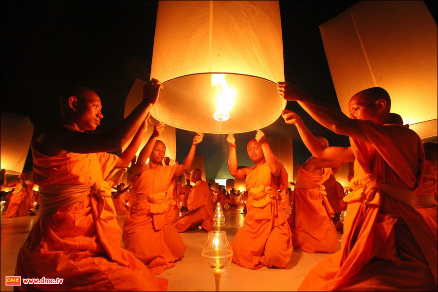 การจุดประทีปลอยโคมนับเป็นภาพประวัติศาสตร์ ครั้งแรก ของโลตัสแลนด์ 