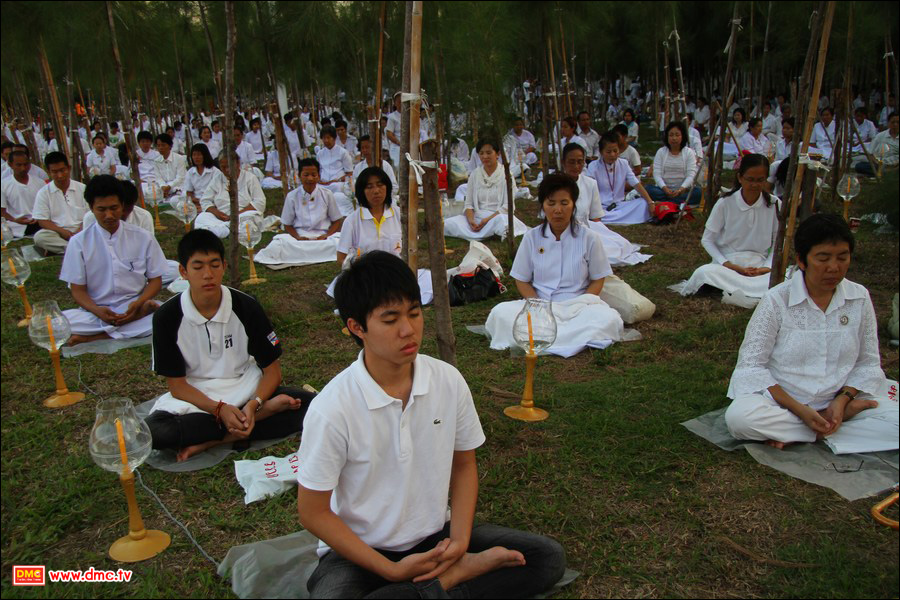 <a href=http://www.dmc.tv/search/สาธุชน title='สาธุชน' target=_blank><font color=#333333>สาธุชน</font></a>นั่งสมาธิ(<a href=http://meditation.dmc.tv title='How to meditate' target=_blank><font color=#333333>Meditation</font></a>) ณ โลตัสแลนด์ หรือแผ่นดินดอกบัว