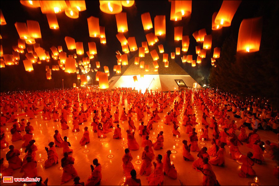 การจุดประทีปลอยโคมเพื่อเป็นการบูชาธรรมหลวงปู่