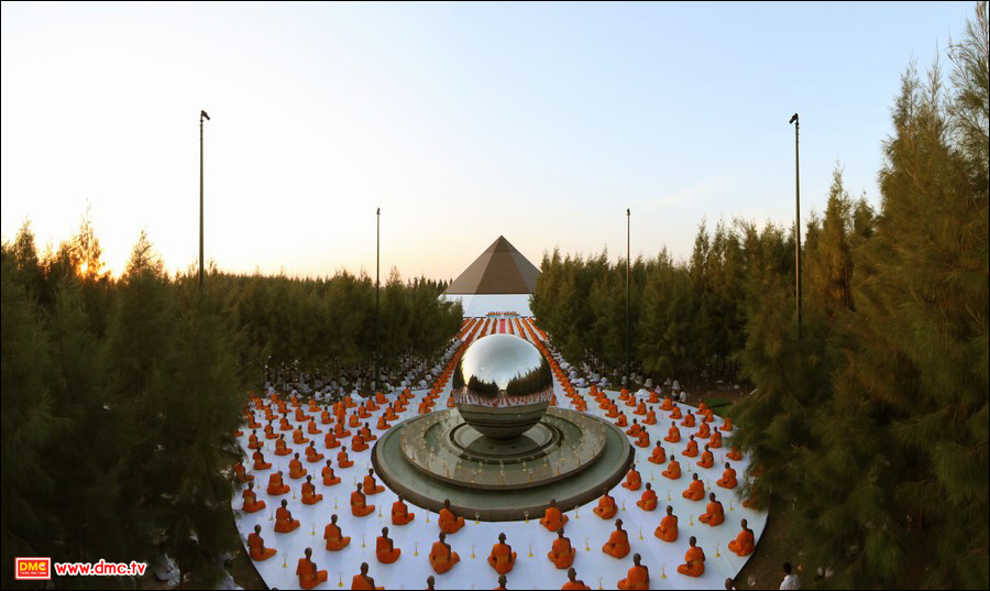 คณะพระธุดงค์ได้พร้อมใจกันสวดมนต์ ปฏิบัติธรรมอย่างพร้อมเพรียง ณ โลตัสแลนด์