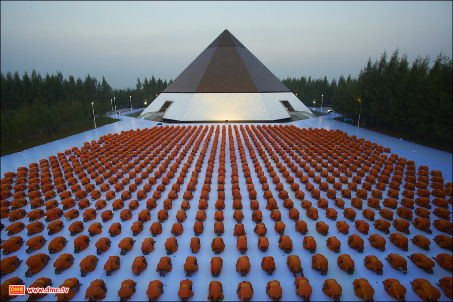 คณะพระธุดงค์ได้พร้อมใจกันสวดมนต์ ปฏิบัติธรรมอย่างพร้อมเพรียง ณ โลตัสแลนด์