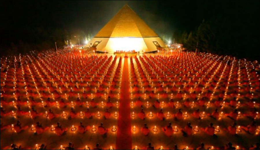 ช่วงไฮไลท์คือการจุดประทีปลอยโคมเพื่อบูชาธรรมพระเดชพระคุณหลวงปู่