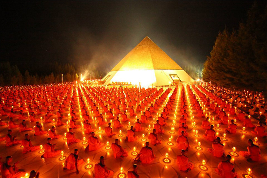 ช่วงไฮไลท์คือการจุดประทีปลอยโคมเพื่อบูชาธรรมพระเดชพระคุณหลวงปู่