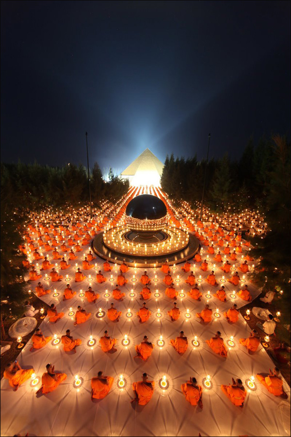 ช่วงไฮไลท์คือการจุดประทีปลอยโคมเพื่อบูชาธรรมพระเดชพระคุณหลวงปู่