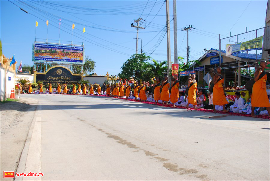 ธุดงค์ธรรมชัยจากวัดสองพี่น้องวันที่ 9 มกราคม 2555