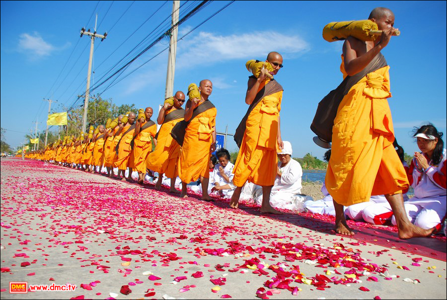 คณะพระธุดงค์ สถาปนาเส้นทางมหาปูชนียาจารย์