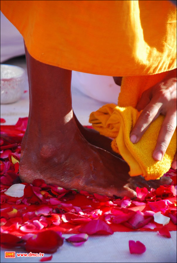 เช็ดเท้าพระธุดงค์
