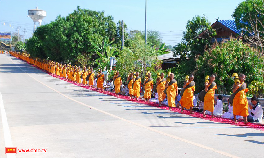 พระธุดงค์ 1,127 รูปเดินธุดงค์อย่างมีระเบียบ