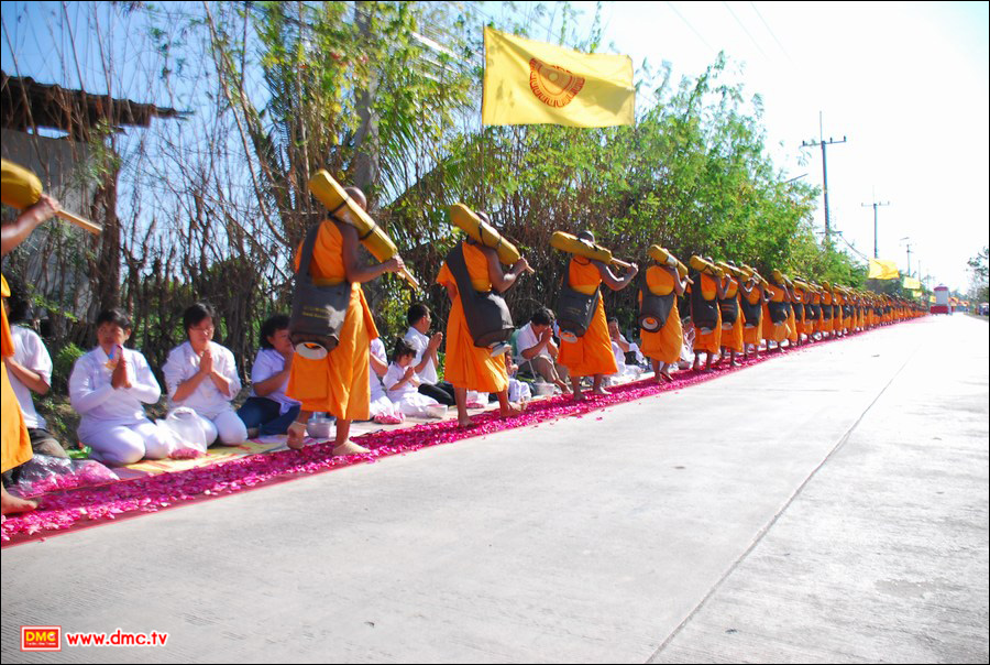 คณะพระธุดงค์ สถาปนาเส้นทางมหาปูชนียาจารย์