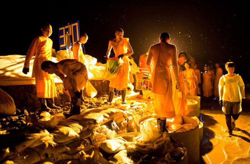 พระภิกษุ สามเณร ออกมาช่วยเหลือชาวบ้านในการสร้างพนังกั้นน้ำท่าน พระภิกษุ สามเณร ออกมาช่วยเหลือชาวบ้านในการสร้างพนังกั้นน้ำท่าน
