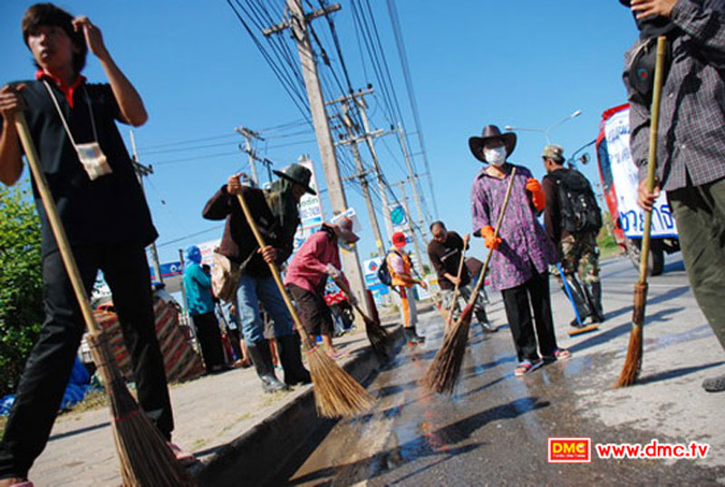 ชาวบ้านร่วมใจทำความสะอาดถนนหลังน้ำลด ชาวบ้านร่วมใจทำความสะอาดถนนหลังน้ำลด