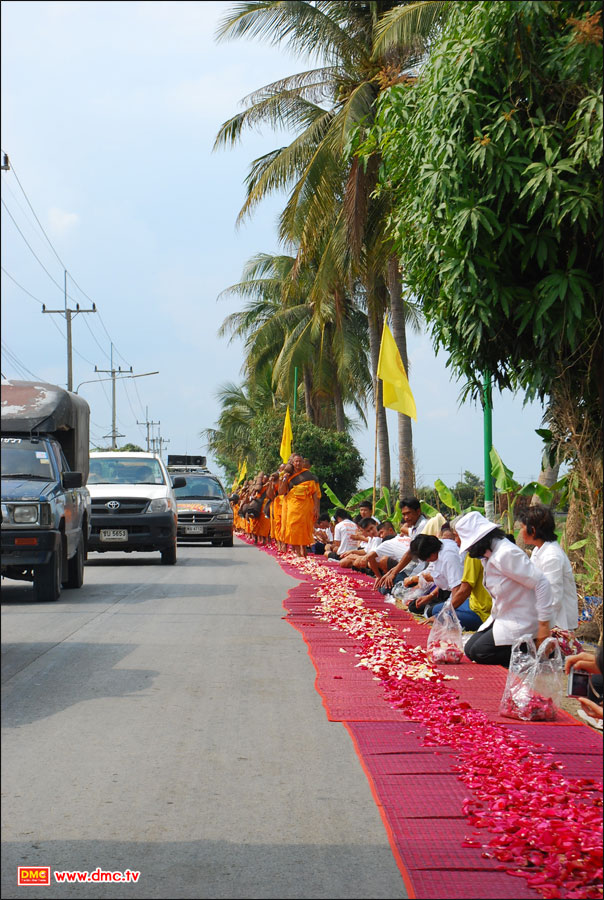 เช้าวันนี้พระธุดงค์ออกเดินทางจากวัดบางปลาเวลา 10:00 น. เช้าวันนี้พระธุดงค์ออกเดินทางจากวัดบางปลาเวลา 10:00 น.
