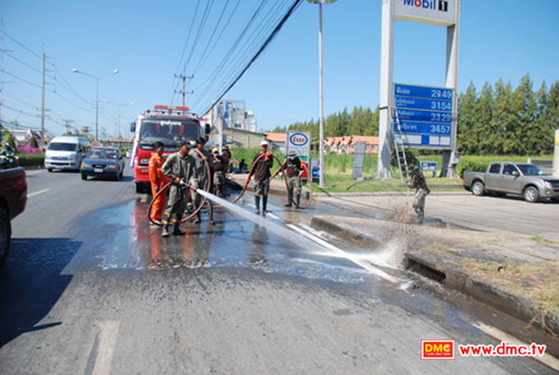 ชาวบ้านร่วมใจทำความสะอาดถนนหลังน้ำลด