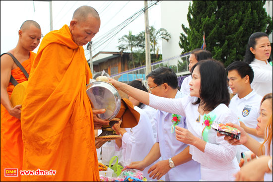 ใส่บาตร