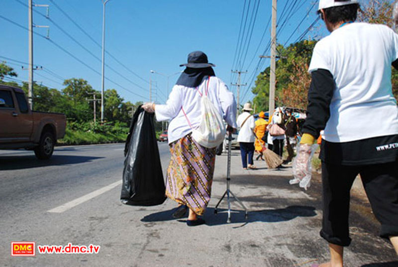 ชาวบ้านร่วมใจทำความสะอาดถนนหลังน้ำลด