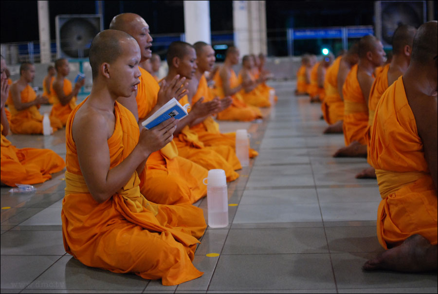 พระธุดงค์ต้องฝึกฝนอบรมตนเองทั้งด้านปริยัติ ปฏิบัติ ปฏิเวธ ภาพนี้พระธุดงค์กำลังซ้อมบทสวดมนต์ให้จำได้คล่องปากขึ้นใจ ขณะสวดมนต์ก็ทำสมาธิตามเสียงสวดมนต์ด้วย