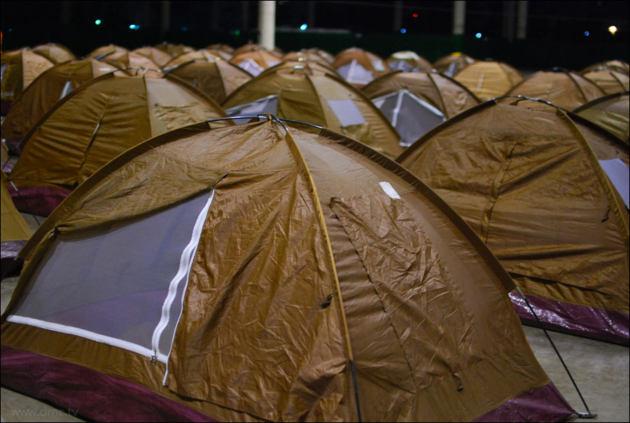 พระธุดงค์อยู่รวมกันจำนวนพันกว่ารูป เป็นเรื่องสำคัญที่ต้องมีการจัดการระบบระเบียบให้ดี ภาพนี้เต็นท์หรือกลดที่พระธุดงค์ท่านใช้จำวัตรวางเรียงกันอย่างเป็นระเบียบเป็นแถวเป็นแนว