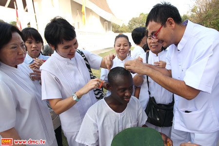 สาธุชนร่วมขลิบปอยผมนาคธรรมทายาทด้วยความปิติ