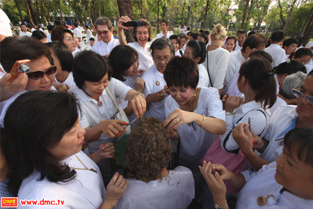 สาธุชนร่วมขลิบปอยผมนาคธรรมทายาทอย่างอบอุ่น