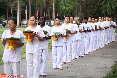 ธรรมทายาทแปรแถวเพื่อให้ผู้ปกครองได้ขลิบปอยผม