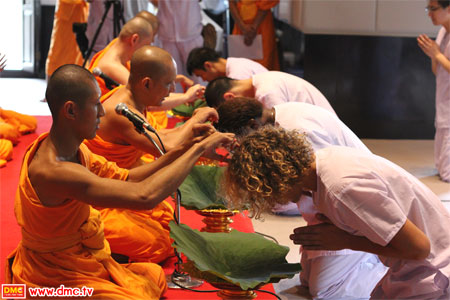 พิธีขลิบปอยผม ณ ภายในอุโบสถวัดพระธรรมกาย