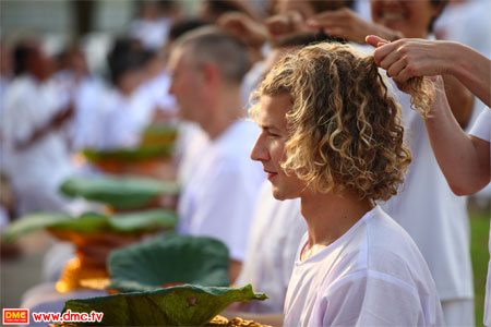 นาคธรรมทายาทถือพานใบบัวรอรับการขลิบปอยผม