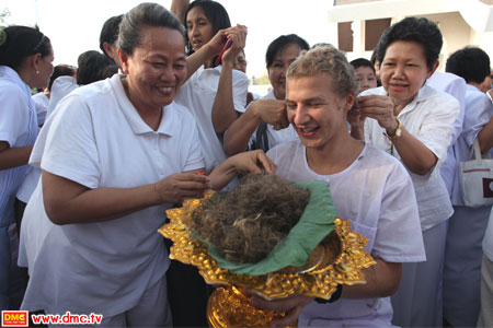 ร่วมขลิบปอยผมประดุจญาติที่แท้จริง