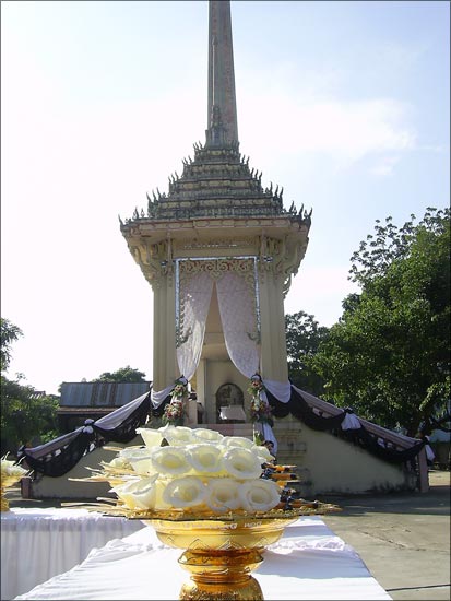 การวางดอกไม้จันทน์ในงานฌาปนกิจ การวางดอกไม้จันทน์ในงานฌาปนกิจ