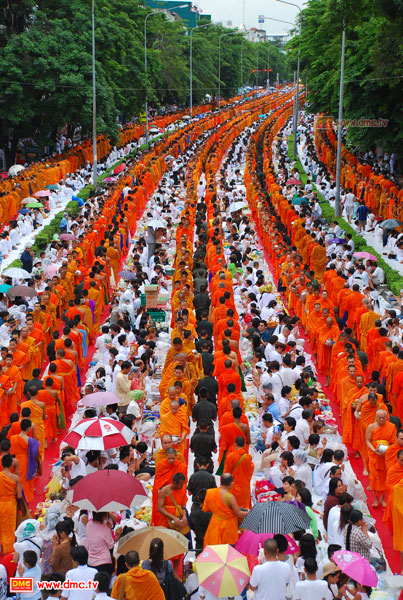 พิธีตักบาตรพระ 15,000 รูป ณ ถนนเทศบาลสงเคราะห์ เขตจตุจักร พิธีตักบาตรพระ 15,000 รูป ณ ถนนเทศบาลสงเคราะห์ เขตจตุจักร