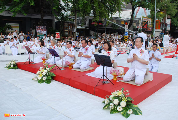 พิธีตักบาตรพระ 15,000 รูป พิธีตักบาตรพระ 15,000 รูป