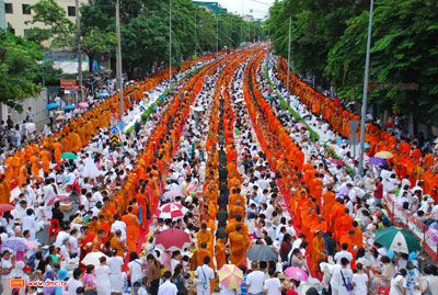 ตักบาตรพระ 15,000 รูป ณ ถนนเทศบาลสงเคราะห์ เขตจตุจักร ตักบาตรพระ 15,000 รูป ณ ถนนเทศบาลสงเคราะห์ เขตจตุจักร
