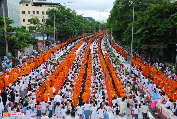 คณะสงฆ์แปรแถวรับบาตร คณะสงฆ์แปรแถวรับบาตร