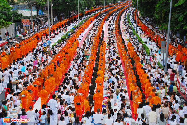 ตักบาตร 15,000 รูป จตุจักร ตักบาตร 15,000 รูป จตุจักร