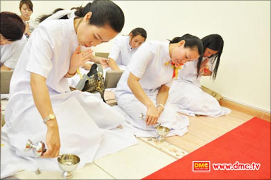 การกรวดน้ำอุทิศส่วนบุญ ส่วนกุศล การกรวดน้ำอุทิศส่วนบุญ ส่วนกุศล