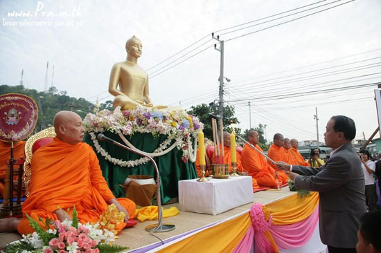 พิธีถวายสังฆทาน ประธานจุดเทียนธูปบุชาพระรัตนตรัย