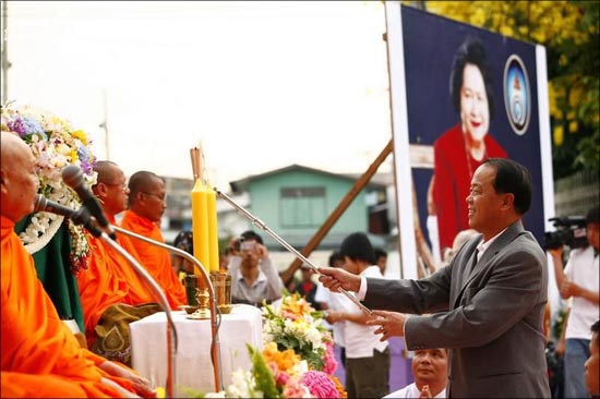 การมอบเทียนชนวน การมอบเทียนชนวน