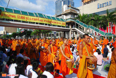 คณะสงฆ์กว่า12,600รูปรับ<a href=http://www.dmc.tv/search/บิณฑบาต title='บิณฑบาต' target=_blank><font color=#333333>บิณฑบาต</font></a> คณะสงฆ์กว่า12,600รูปรับบิณฑบาต