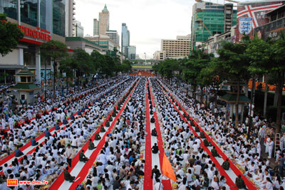 ประชาชนมารอตักบาตรกันจนล้นพื้นที่ ประชาชนมารอตักบาตรกันจนล้นพื้นที่