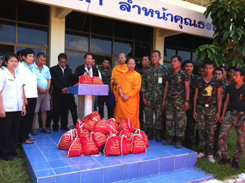 มูลนิธิ<a href=http://www.dmc.tv title='ธรรมกาย' target=_blank><font color=#333333>ธรรมกาย</font></a>ช่วยภัยน้ำท่วม มูลนิธิธรรมกายช่วยภัยน้ำท่วม