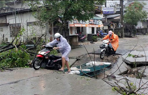 น้ำท่วมถนนขาดทรุด น้ำท่วมถนนขาดทรุด