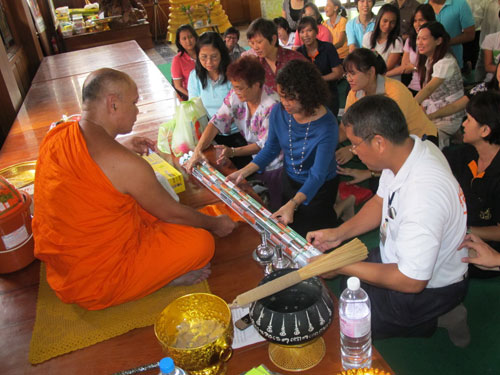 วันเข้าพรรษาจะมีการถวายเทียนพรรษา หรือหลอดไฟ