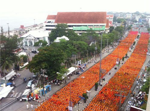 ตักบาตรพระ11111รูป ณ หอนาฬิกา สมุทรปราการ ตักบาตรพระ11111รูป ณ หอนาฬิกา สมุทรปราการ