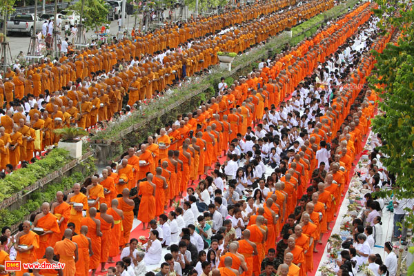 คณะสงฆ์แปรแถวรับบาตร คณะสงฆ์แปรแถวรับบาตร