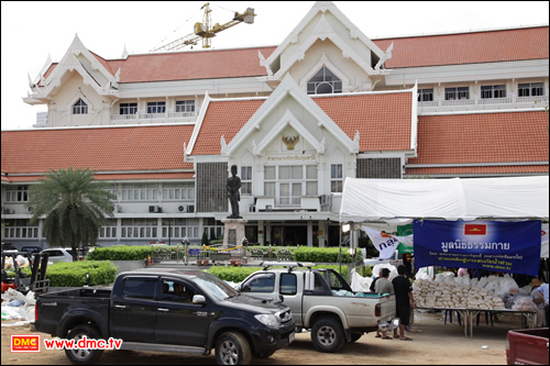 มูลนิธิธรรมกายมอบอาหารช่วยผู้ประสบภัยน้ำท่วม จ.ปทุธานี