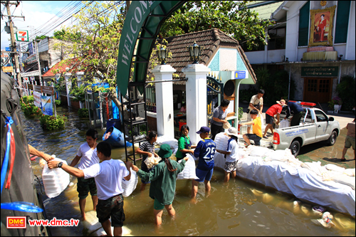 มูลนิธิธรรมกายมอบอาหารช่วยผู้ประสบภัยน้ำท่วม จ.ปทุธานี