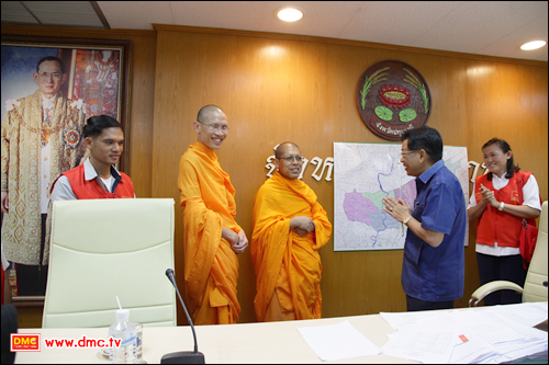 มูลนิธิธรรมกายมอบอาหารช่วยผู้ประสบภัยน้ำท่วม จ.ปทุธานี