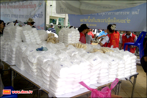มูลนิธิธรรมกายมอบอาหารช่วยผู้ประสบภัยน้ำท่วม จ.ปทุธานี