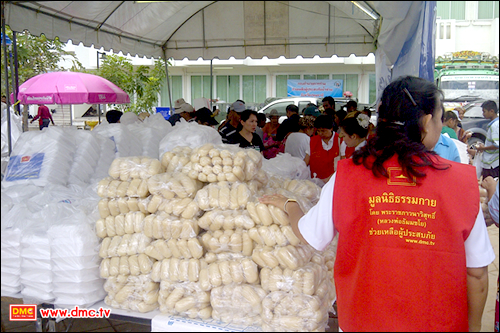 มูลนิธิธรรมกายมอบอาหารช่วยผู้ประสบภัยน้ำท่วม จ.ปทุธานี
