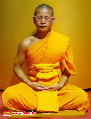 พระพัชรธนาเรศ สมาจาโร ในท่า Peace Position พระพัชรธนาเรศ สมาจาโร ในท่า Peace Position