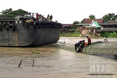 ทหารและเจ้าหน้าที่เร่งกู้เรือน้ำตาล